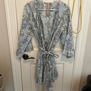 Plum Pretty Sugar blue White Floral Kimono Sleeve Cotton Robe Size S